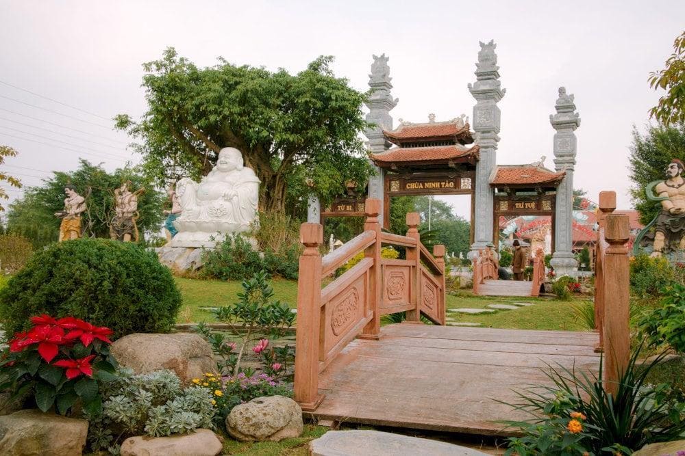 Đi qua cầu gỗ là vào đến chùa Ninh Tảo Hà Nam (Nguồn: Chùa Ninh Tảo)